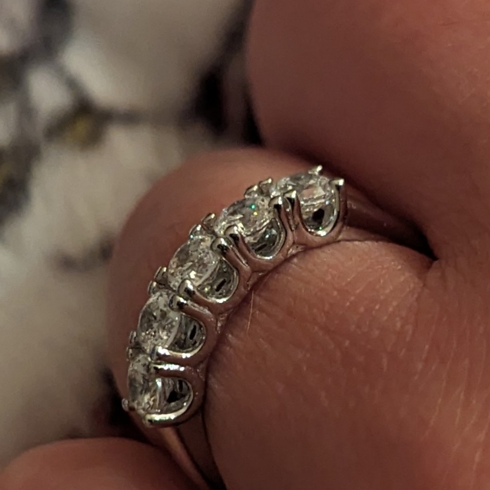 925 sterling silver stamped ring with 5 CZ diamonds. - Picture 2 of 5